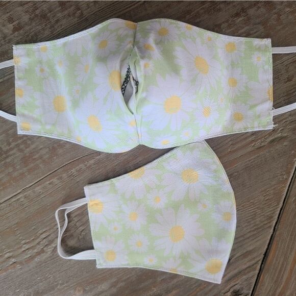 2 NEW Women's Daisy Face Masks - Picture 2 of 2